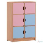 Spații de depozitare generoase Dulapul oferă multiple compartimente, ideale pentru organizarea materialelor didactice. Această funcționalitate ajută la menținerea ordinii, facilitând accesul rapid la materialele necesare activităților educaționale.