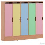 Depozitare eficientă Vestiarul oferă un spațiu generos pentru depozitarea hainelor și accesoriilor. Cu compartimente dedicate pentru genți, umbrele sau jucării, acesta asigură o organizare optimizată, contribuind la menținerea ordinii în grădiniță.