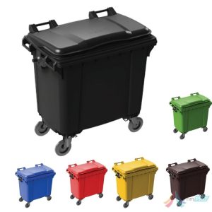 Containerul de 1100L din HDPE este soluția standard pentru colectarea deșeurilor în mediul urban și industrial, fiind cel mai utilizat tip de eurocontainer în sistemele de salubritate. Fabricat din polietilenă de înaltă densitate (HDPE), acest container 1100 litri oferă rezistență excelentă la impact, radiații UV și condiții meteo extreme. Datorită capacității mari, containerul 1100L este ideal pentru blocuri, ansambluri rezidențiale, instituții publice și spații comerciale. Este echipat cu 4 roți pivotante rezistente (cu posibilitate de frânare) pentru manevrare ușoară și capac robust pentru protecția conținutului. Designul standard tip eurocontainer este compatibil cu sistemele de ridicare mecanizată, fiind alegerea ideală pentru utilizare intensivă și pentru contracte de salubritate sau licitații SEAP.