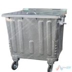 Containerul zincat de 1100L este o soluție profesională pentru colectarea deșeurilor în medii urbane, industriale și instituționale, fiind proiectat pentru utilizare intensivă și durabilitate maximă. Realizat din oțel zincat la cald, conform standardelor europene EN 840, acest container metalic oferă rezistență excelentă la coroziune, șocuri mecanice și condiții meteo extreme. Structura robustă, cu ranforsări laterale și colțuri întărite, asigură o durată lungă de viață chiar și în condiții de utilizare intensă. Containerul este echipat cu 4 roți pivotante cu bandaj din cauciuc solid, dintre care 2 sunt prevăzute cu sistem de frânare, pentru o manevrare ușoară și sigură. Capacul plat din oțel zincat este adaptat sistemelor standard de ridicare și basculare, fiind compatibil cu majoritatea autospecialelor de salubritate. Este alegerea ideală pentru primării, operatori de salubritate, spații comerciale și industriale.