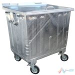 Containerul zincat de 1100L este o soluție profesională pentru colectarea deșeurilor în medii urbane, industriale și instituționale, fiind proiectat pentru utilizare intensivă și durabilitate maximă. Realizat din oțel zincat la cald, conform standardelor europene EN 840, acest container metalic oferă rezistență excelentă la coroziune, șocuri mecanice și condiții meteo extreme. Structura robustă, cu ranforsări laterale și colțuri întărite, asigură o durată lungă de viață chiar și în condiții de utilizare intensă. Containerul este echipat cu 4 roți pivotante cu bandaj din cauciuc solid, dintre care 2 sunt prevăzute cu sistem de frânare, pentru o manevrare ușoară și sigură. Capacul plat din oțel zincat este adaptat sistemelor standard de ridicare și basculare, fiind compatibil cu majoritatea autospecialelor de salubritate. Este alegerea ideală pentru primării, operatori de salubritate, spații comerciale și industriale.