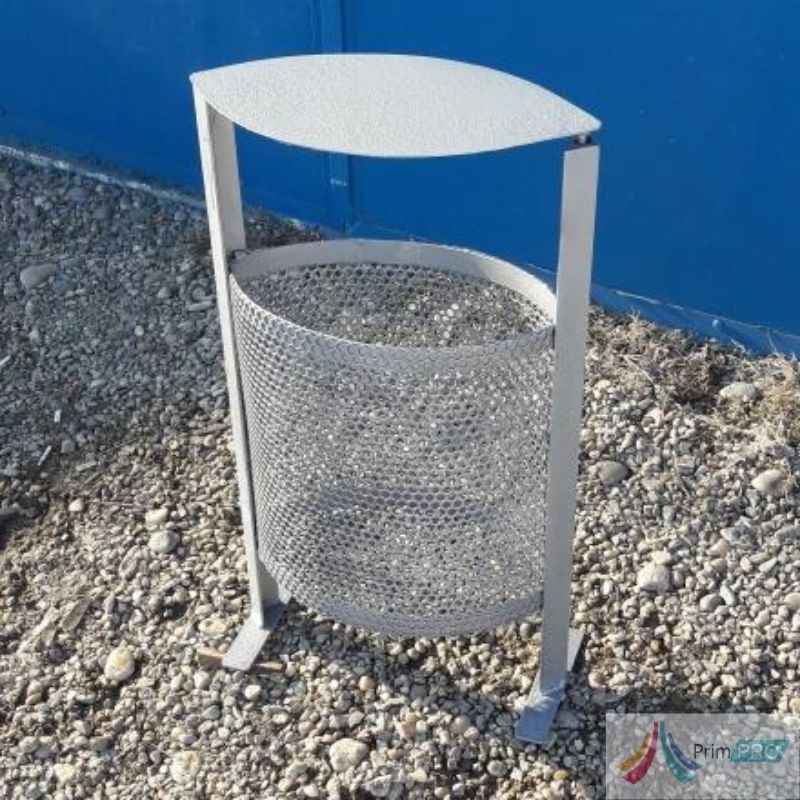 Producem și comercializăm coșuri de gunoi stradale și pentru parc, ideale pentru amenajarea spațiilor publice, parcurilor, grădinilor, străzilor sau cartierelor rezidențiale. Produsele sunt concepute pentru utilizare intensă, oferind durabilitate, funcționalitate și un design adaptabil oricărui proiect urban. Coșurile de gunoi sunt realizate pe structură metalică rezistentă, din tablă zincată sau tablă perforată, cu elemente din lemn de fag, rășinoase sau, la cerere, esență tare. Acestea pot fi echipate cu capac, scrumieră și recipient interior metalic, în funcție de necesități. Sistemul de prindere este flexibil, putând fi ales în funcție de proiect: fixare în beton prindere cu conexpanduri Oferim personalizare completă, astfel încât produsul să se integreze perfect în spațiul dorit: vopsire metal și lemn în orice culoare din paletar RAL alegerea materialelor și finisajelor modificări de dimensiuni și configurație Coșurile de gunoi stradale și pentru parc sunt rezistente la intemperii, ușor de întreținut și adaptate cerințelor moderne de mobilier urban. Cos de Gunoi Stradal Metalic cu Capac PRO30 - imagine 1