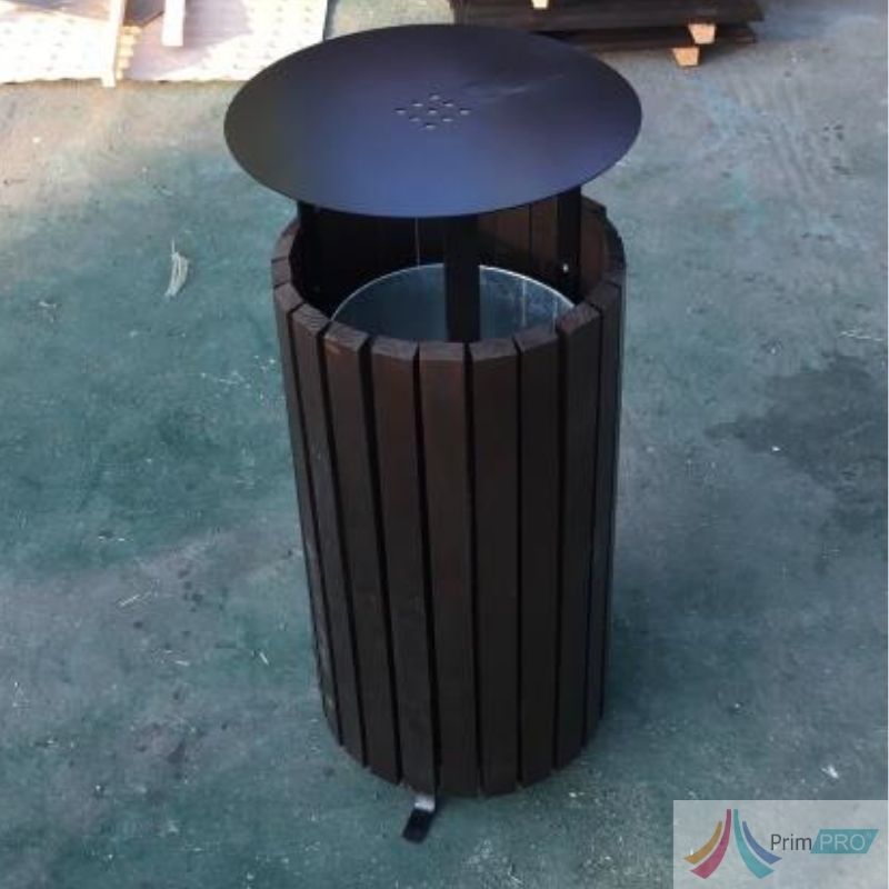 Producem și comercializăm coșuri de gunoi stradale și pentru parc, ideale pentru amenajarea spațiilor publice, parcurilor, grădinilor, străzilor sau cartierelor rezidențiale. Produsele sunt concepute pentru utilizare intensă, oferind durabilitate, funcționalitate și un design adaptabil oricărui proiect urban. Coșurile de gunoi sunt realizate pe structură metalică rezistentă, din tablă zincată sau tablă perforată, cu elemente din lemn de fag, rășinoase sau, la cerere, esență tare. Acestea pot fi echipate cu capac, scrumieră și recipient interior metalic, în funcție de necesități. Sistemul de prindere este flexibil, putând fi ales în funcție de proiect: fixare în beton prindere cu conexpanduri Oferim personalizare completă, astfel încât produsul să se integreze perfect în spațiul dorit: vopsire metal și lemn în orice culoare din paletar RAL alegerea materialelor și finisajelor modificări de dimensiuni și configurație Coșurile de gunoi stradale și pentru parc sunt rezistente la intemperii, ușor de întreținut și adaptate cerințelor moderne de mobilier urban. Cos de Gunoi Parc cu Capac PRO04 - imagine 1