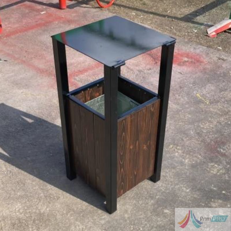 Producem și comercializăm coșuri de gunoi stradale și pentru parc, ideale pentru amenajarea spațiilor publice, parcurilor, grădinilor, străzilor sau cartierelor rezidențiale. Produsele sunt concepute pentru utilizare intensă, oferind durabilitate, funcționalitate și un design adaptabil oricărui proiect urban. Coșurile de gunoi sunt realizate pe structură metalică rezistentă, din tablă zincată sau tablă perforată, cu elemente din lemn de fag, rășinoase sau, la cerere, esență tare. Acestea pot fi echipate cu capac, scrumieră și recipient interior metalic, în funcție de necesități. Sistemul de prindere este flexibil, putând fi ales în funcție de proiect: fixare în beton prindere cu conexpanduri Oferim personalizare completă, astfel încât produsul să se integreze perfect în spațiul dorit: vopsire metal și lemn în orice culoare din paletar RAL alegerea materialelor și finisajelor modificări de dimensiuni și configurație Coșurile de gunoi stradale și pentru parc sunt rezistente la intemperii, ușor de întreținut și adaptate cerințelor moderne de mobilier urban. Cos de Gunoi Parc cu Capac PRO18 - imagine 1
