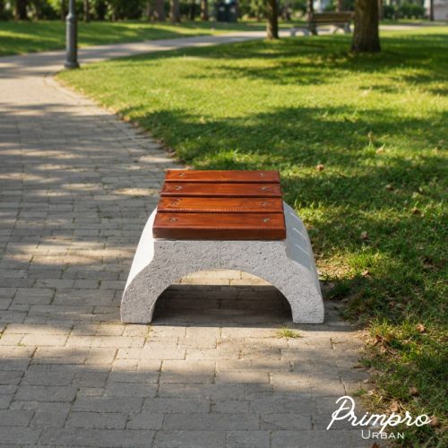 Date tehnice • Material structură: Beton și marmură albă • Material șezut: Rigle din lemn tratate pentru exterior • Dimensiuni (L × A × H): 40 × 35 × 41 cm • Greutate: 83 kg • Utilizare: Exterior – mobilier urban Descoperiți întreaga gamă de mobilier urban și solicitați o ofertă personalizată pe www.primpro.ro. Scaun Urban din Beton și Marmură Albă cu Rigle din Lemn Scaun urban robust și elegant, realizat din beton și marmură albă, cu șezut din rigle de lemn tratate pentru exterior. Conceput pentru utilizare intensivă, oferă rezistență ridicată la intemperii, raze UV și uzură, fiind ideal pentru amenajarea parcurilor, piețelor, promenadelor și altor spații publice.